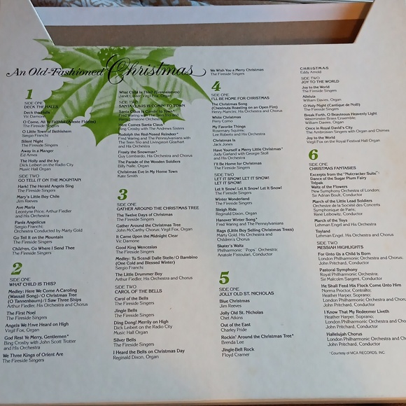 AN OLD FASHIONED CHRISTMAS RECORD BOX SET - Picture 4 of 5